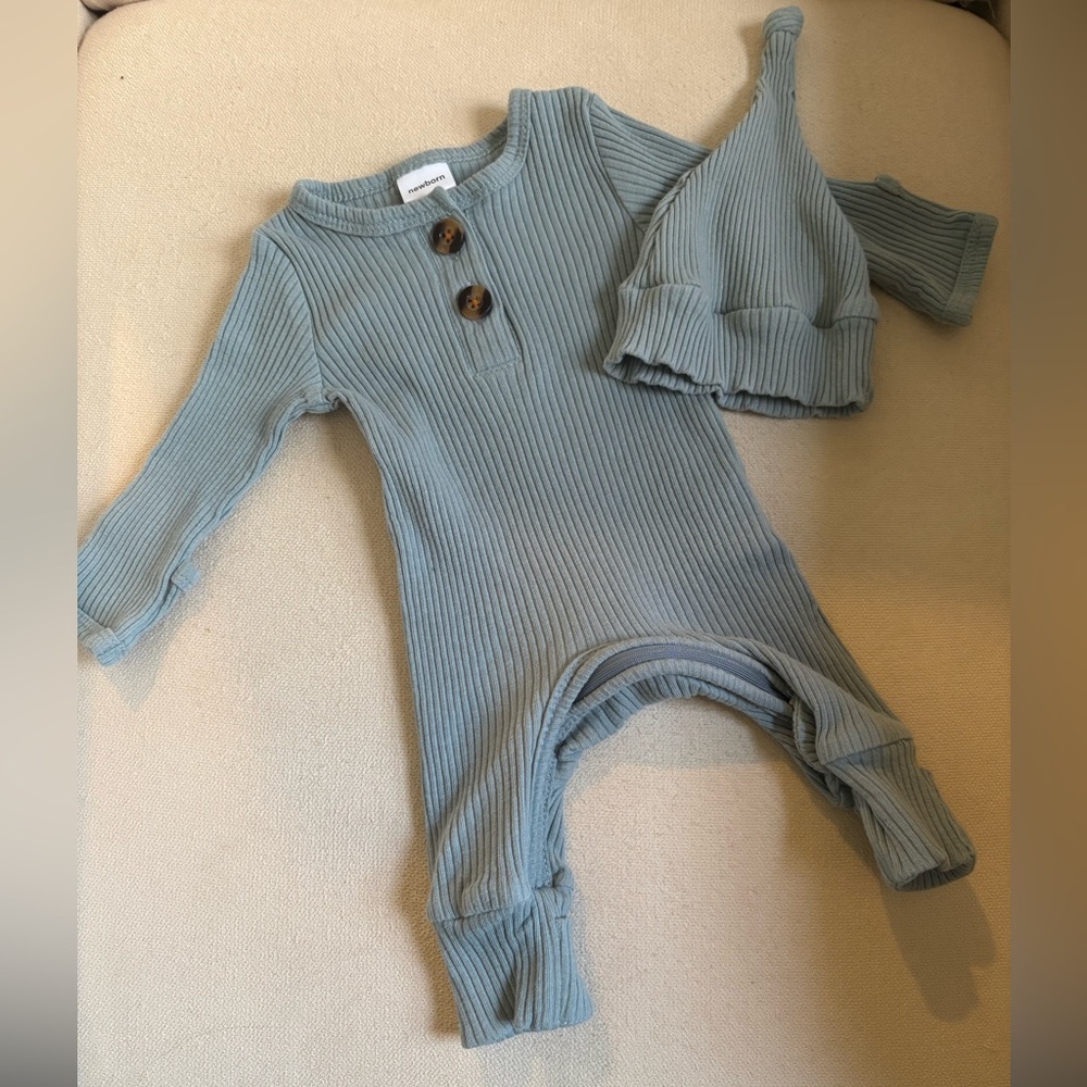 NWOT Ribbed baby romper with fold over mittens and feet!!